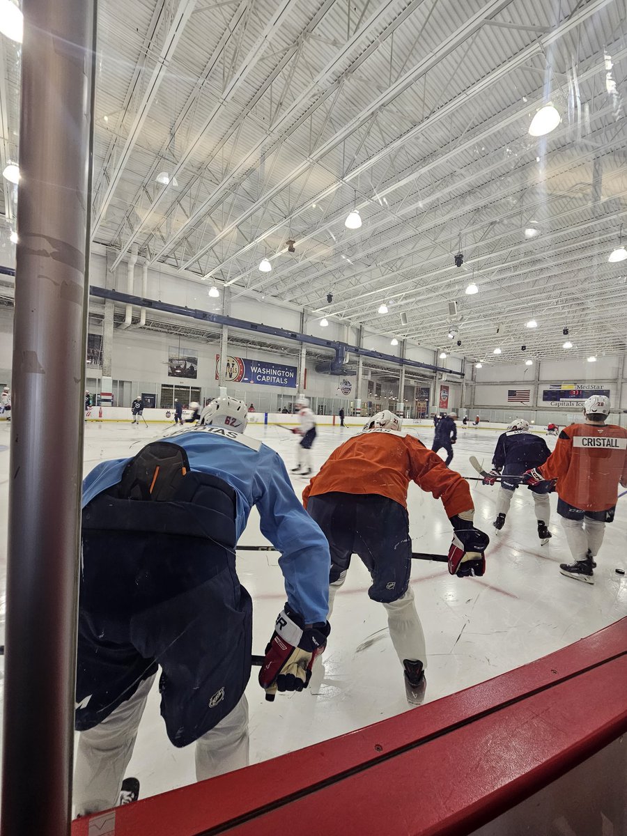 HoltBeastMode70's tweet photo. @capswmn Dude, yes! And having him and his brother next to you, as a 5'0 individual, is intimidating AF! 

 This is them getting ready for the next drill and them just bending over was taller than me 🤣🤣🤣 https://t.co/GnYRV194qs