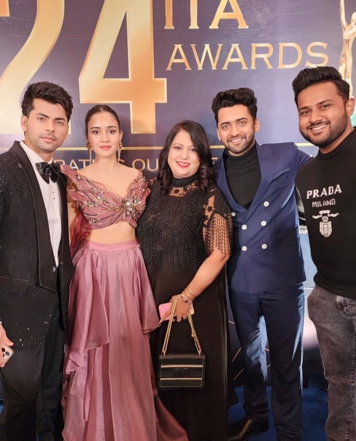 #AshiSingh with sid ,vibha Aunty and Sumedh 💗
#ITAAwards2024 #ITAAwards2024AshiSingh #ITA2024 #ITAAwards