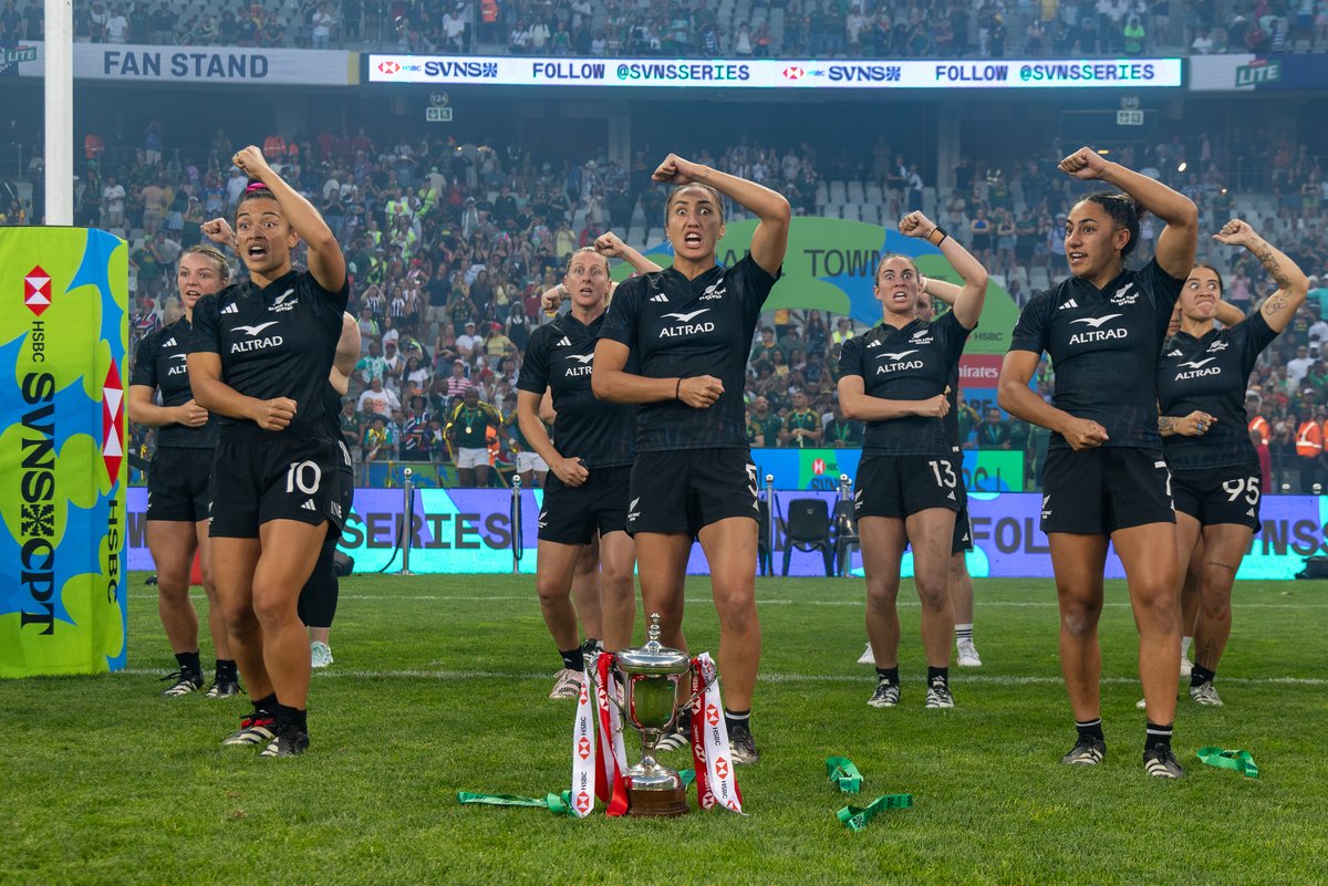 RugbyAsia247's tweet image. Congratulations to @nz_sevens Women and @Blitzboks Men as they are champions in @CapeTown7s 

Photo Credit - World Rugby

#SVNS #CapeTown7s #NZ7s #Blitzboks #RugbyAsia247