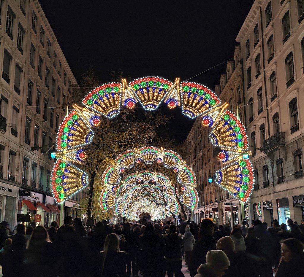 DavidLaMars's tweet photo. ✨ Lyon a remis ses habits de lumières. Toujours aussi magique 🕯️ https://t.co/bvZSbzr5HM