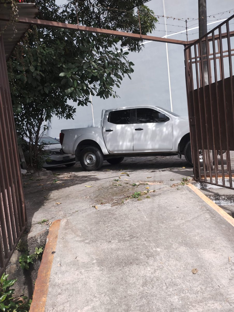 Hola <a href="/VMTElSalvador/">VMT</a>  <a href="/PNCSV/">PNC El Salvador</a> <a href="/traficosv_/">TráficoSV</a> , será que este usuario es acreedor de una multa?  ya tiene varias horas obstruyendo el ingreso y salida de vehículos al pasaje.