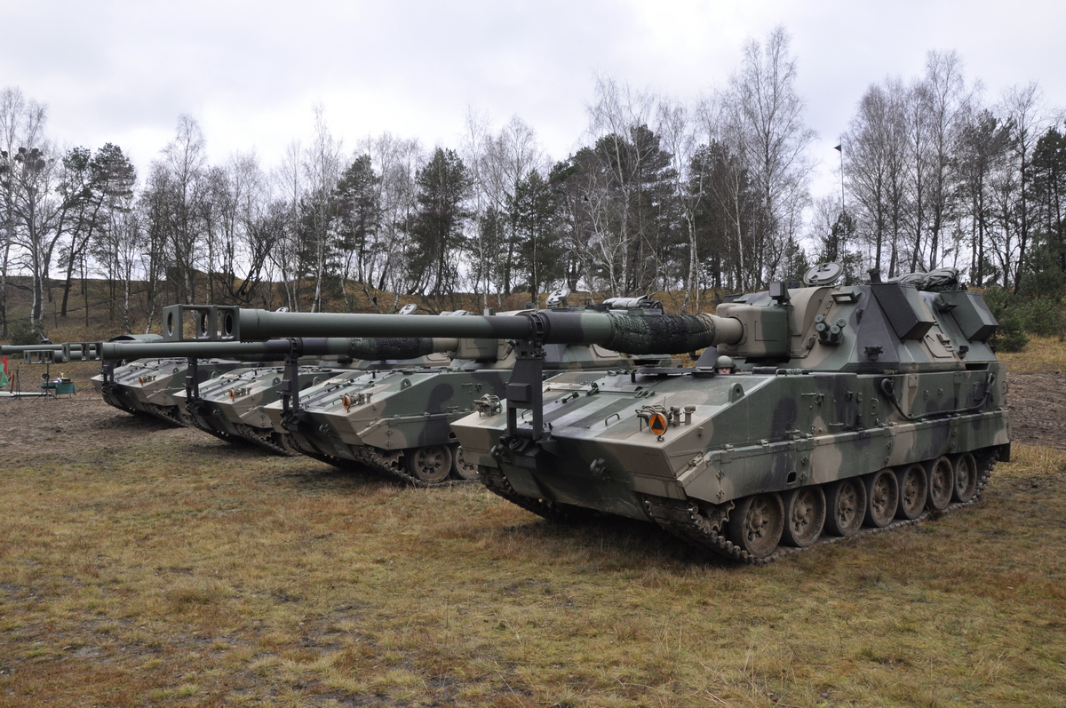 KwasekTomasz's tweet photo. 1. W kwestii pocisków precyzyjnego rażenia APR-155 kal. 155 mm (z głowicą SAL) - stan obecny. Na początek o historii tego projektu,pisałem wcześniej, więc tylko ważne punkty:
✅W 2011 r. wojsko wydało wymagania krypt. Szczerbiec dla amunicji prec. rażenia 155 (różnych rodzajów) https://t.co/yGF9B6i7kV