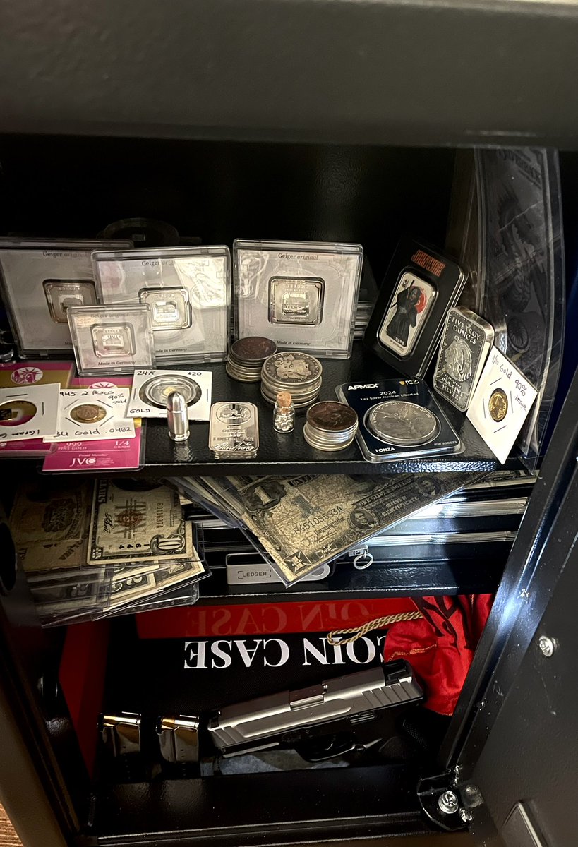 tonym7879's tweet photo. One of my favorites pictures. 💵🥇🪙🔫 #Silver #Gold #papercurrency #silverbullet #crypto #9mm https://t.co/BJ9Z41gi4o