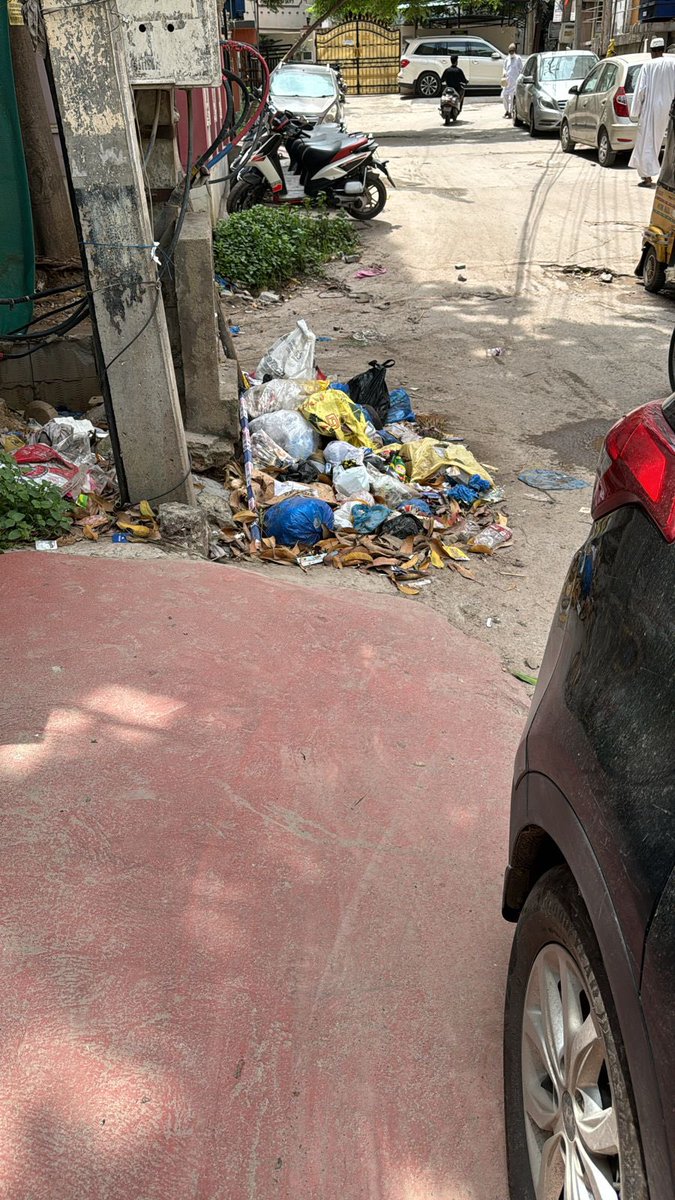 drmujtaba18's tweet photo. @GHMCOnline @CommissionrGHMC while you are busy #HYDRA working #Ghmc is sleeping in on complaints.

Our streets are open Garbage dumping yard &amp; near gates ghmc officials are giving deaf ear on this garbage dumping.
Where are our taxes working??
I A S COLONY #Shaikpet
Asas alaina https://t.co/fsx89JYzsp