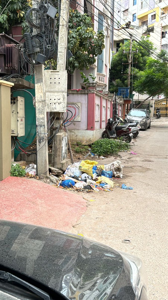 drmujtaba18's tweet photo. @GHMCOnline @CommissionrGHMC while you are busy #HYDRA working #Ghmc is sleeping in on complaints.

Our streets are open Garbage dumping yard &amp; near gates ghmc officials are giving deaf ear on this garbage dumping.
Where are our taxes working??
I A S COLONY #Shaikpet
Asas alaina https://t.co/fsx89JYzsp