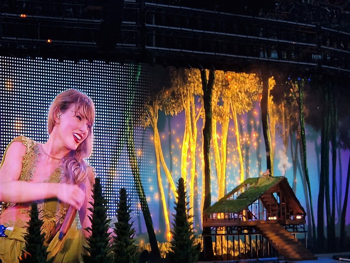 imwonnderstruck's tweet photo. Goodbye, goodbye, goodbye
You were bigger than the whole sky
You were more than just a short time 

Eras tour, you will ALWAYS be famous 🫶
#VancouverTSErasTour https://t.co/pEH512soIz