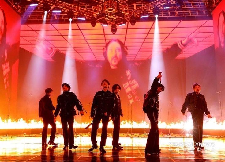 Это было жарко❤️‍🔥❤️‍🔥❤️‍🔥

Mic drop - NEW YEARS EVE LIVE 201231