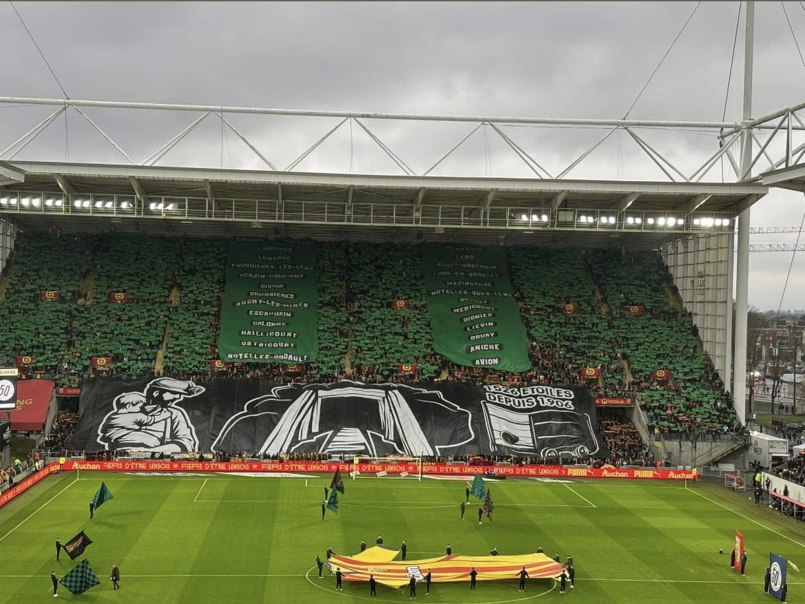 mentalite_lens's tweet photo. LE TIFO DE LA DELACOURT POUR LA SAINTE BARBE ! ⚫️🟢

#RCLens #RCLMHSC https://t.co/rVeJhbkNIO