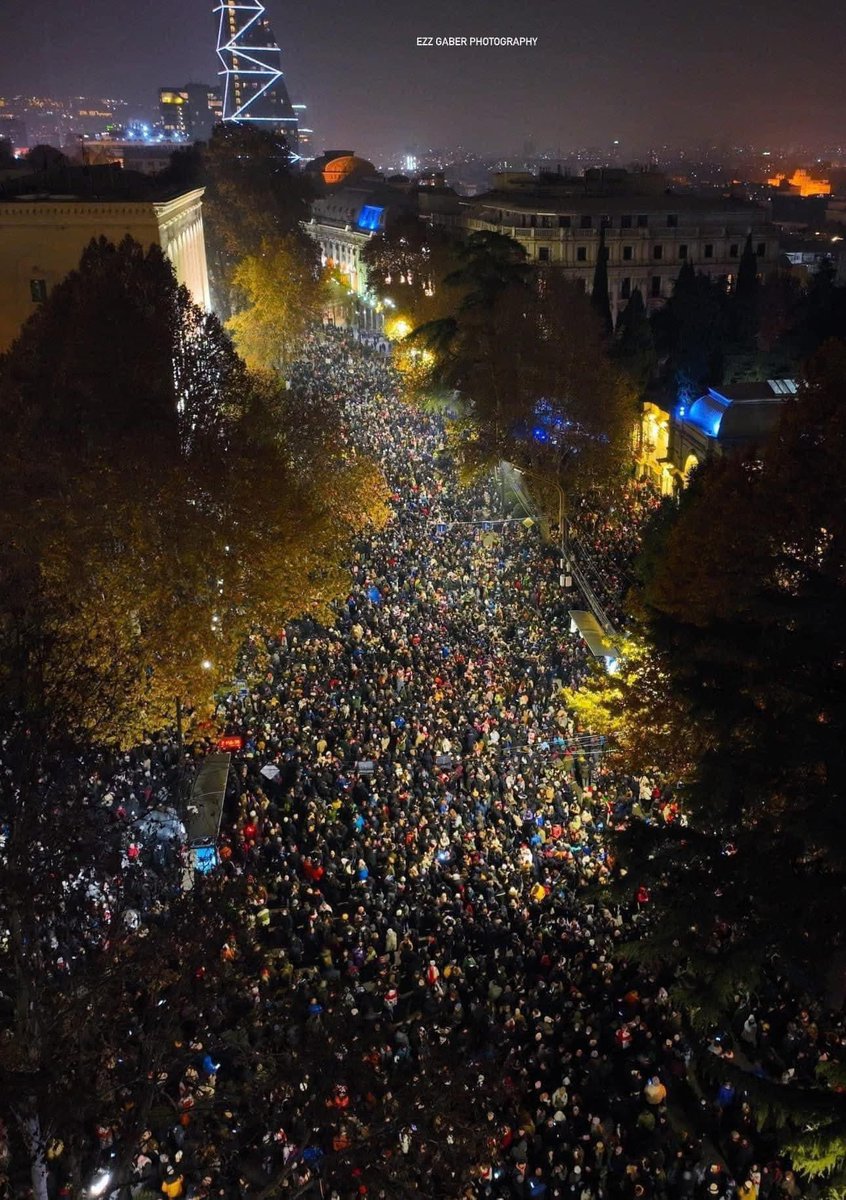 SamBayramova's tweet photo. Tbilisi 22:51

And huge prople on Rustaveli 

We ✊❤️🇬🇪
#Tbilisi #GeorgiaProtests #TbilisiProtests #Georgian
#StandWithGeorgianPeople https://t.co/dDm08CQIgo