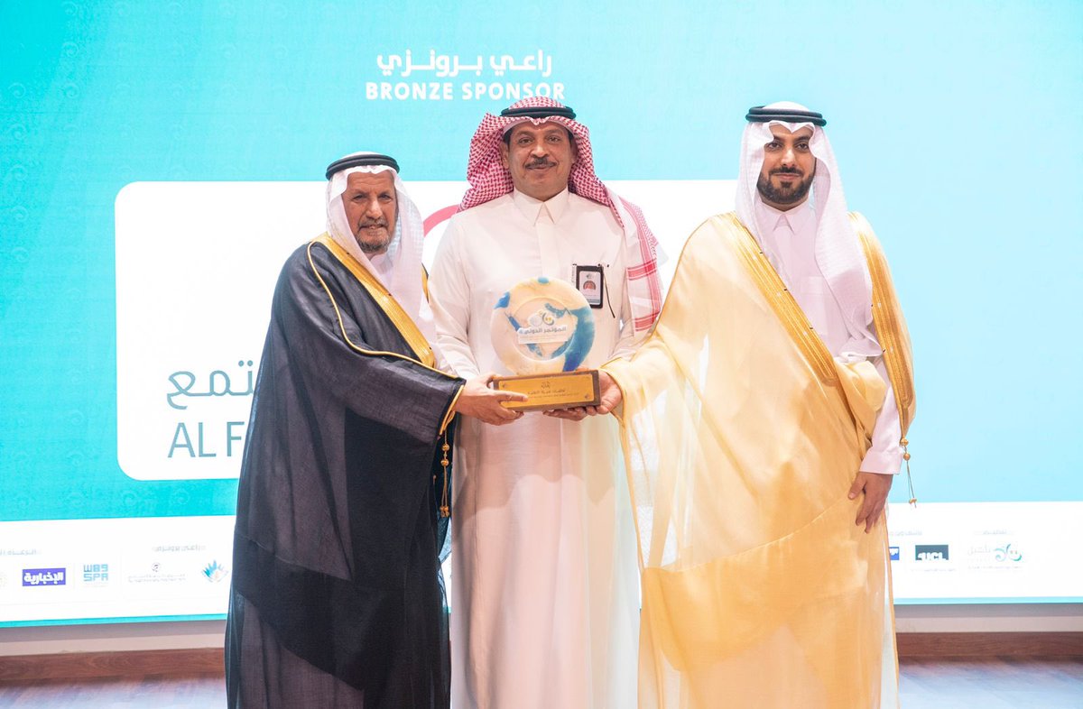 نيابة عن صاحب السمو الملكي الأمير الدكتور فيصل بن مشعل بن سعود بن عبدالعزيز أمير منطقة القصيم، كرم سعادة محافظ #عنيزة المكلف الأستاذ سعد بن عبدالله السليم #كليات_عنيزة لمشاركتها في رعاية فعاليات المؤتمر الدولي الرابع لأبحاث جودة حياة الأشخاص ذوي الإعاقة والذي نظمته #جمعية_تأهيل