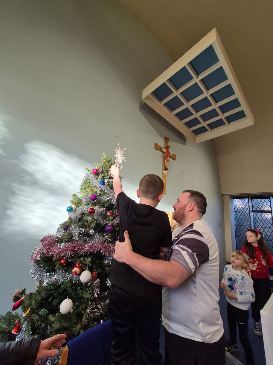 Gilliancallan10's tweet photo. L so delighted he got to light the 2nd candle of advent today! The candle of peace ✌️ he also got to put the star on top the tree at church ❤️ https://t.co/mpG9XVABDv