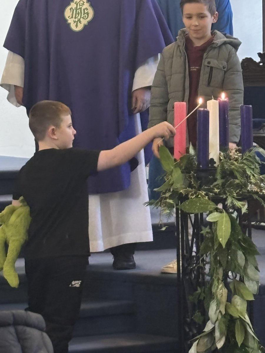 Gilliancallan10's tweet photo. L so delighted he got to light the 2nd candle of advent today! The candle of peace ✌️ he also got to put the star on top the tree at church ❤️ https://t.co/mpG9XVABDv