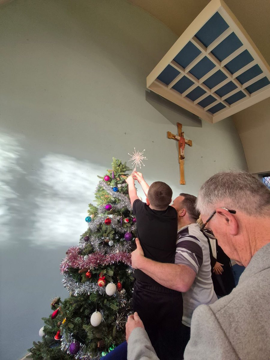Gilliancallan10's tweet photo. L so delighted he got to light the 2nd candle of advent today! The candle of peace ✌️ he also got to put the star on top the tree at church ❤️ https://t.co/mpG9XVABDv