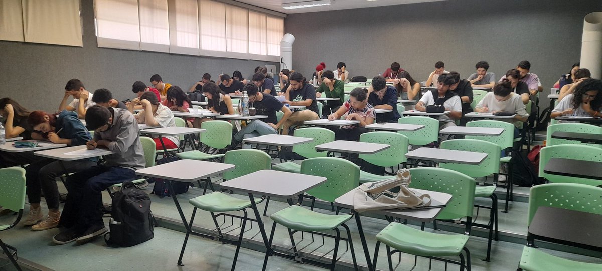 Evaluation day in the IUCr São Carlos OpenLab: students taking the final exam!
