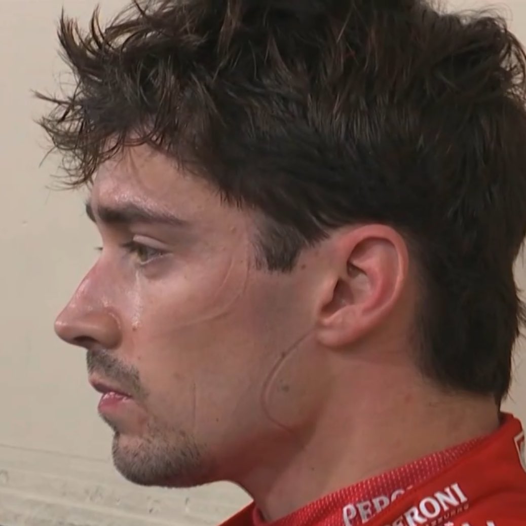 dreaminhogvarts's tweet photo. C'è un motivo se Charles Leclerc è il "Ferrari’s favourite son". E il motivo è esattamente questo qua. È per questo sguardo. Per questa delusione che gli brucia nelle vene. Più ferrarista di lui giusto Enzo Ferrari. https://t.co/B3GR8e22ZP