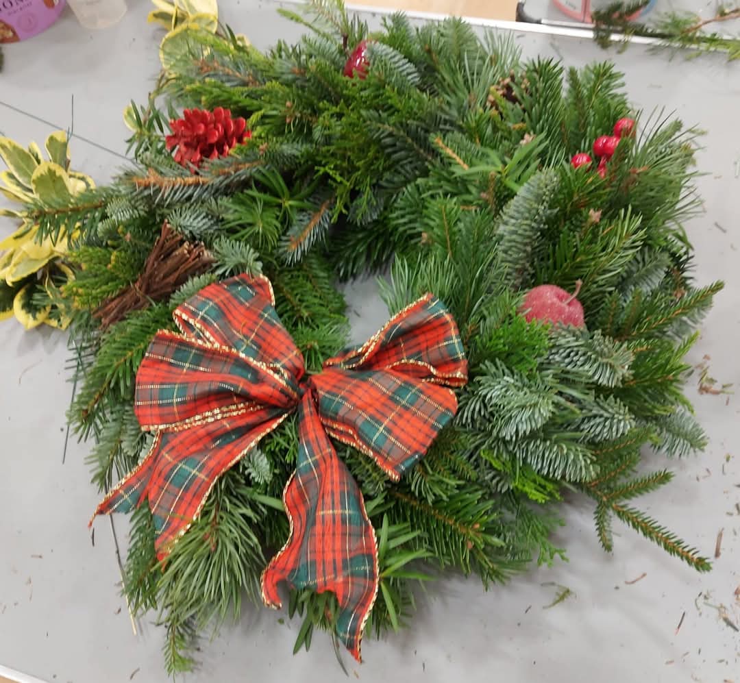 PFAPolegate's tweet image. What a fantastic night at our annual wreath making @PolegateSchool

Thank you to everyone who joined came along for a masterclass in wreath making from Loveland’s Flowers  🤩🤩

The results are stunning and there are going to be some beautiful front doors this Christmas!