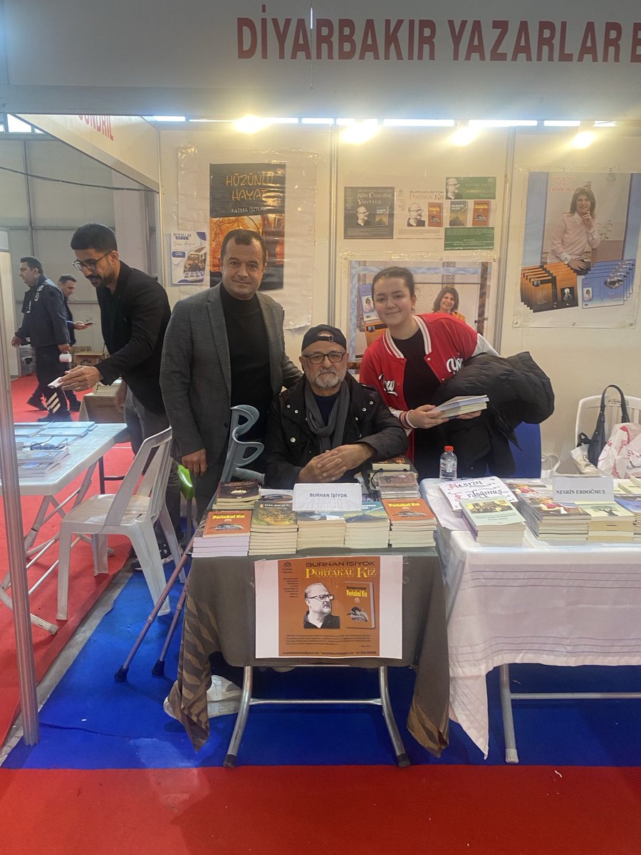 Yazar ve şair değerli hemşerim sayın Burhan işiyok beyin standını ziyaret edip başarılar diledik.