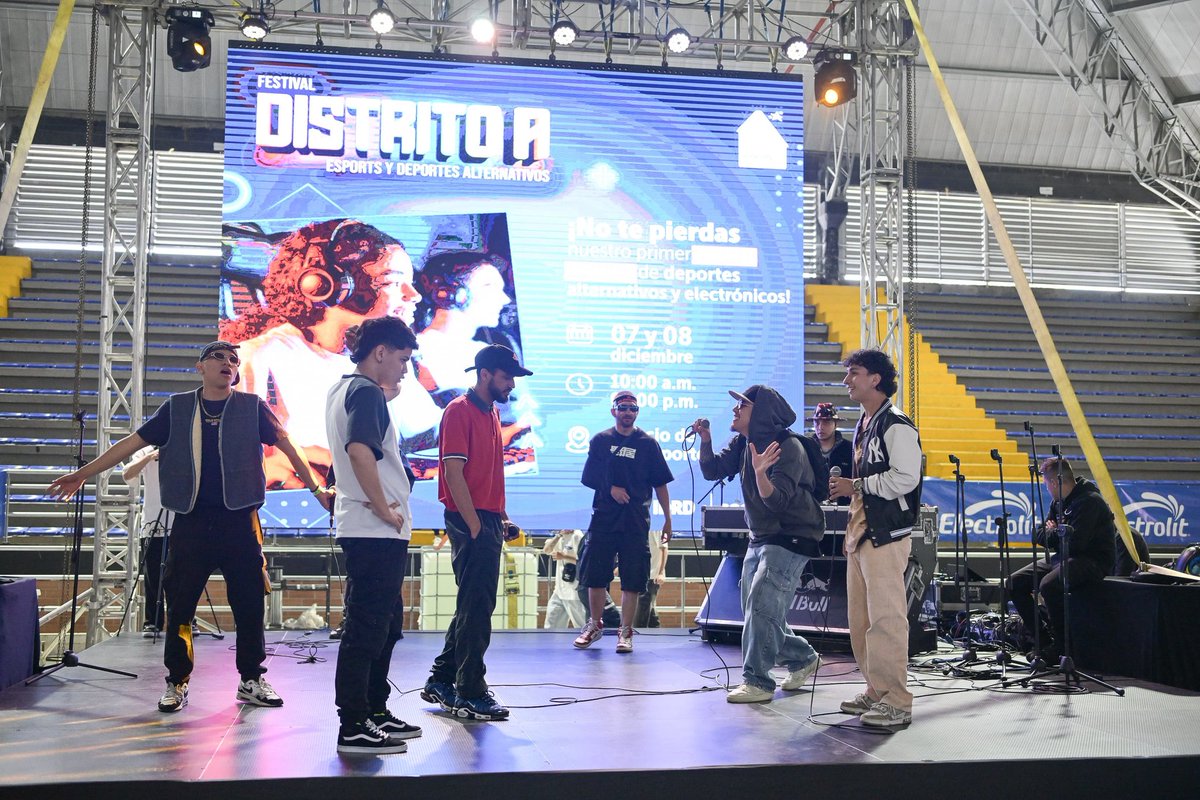 IDRD's tweet photo. ¡Es domingo de ir al Festival #DistritoA en el Palacio de los Deportes!
Tenemos actividades que no querrás perderte: #eSports 🎮, deportes alternativos 🛴, freestyle 🎤 y mucho más. 
¿Qué esperas? 👾 https://t.co/nn1ACy4IvI