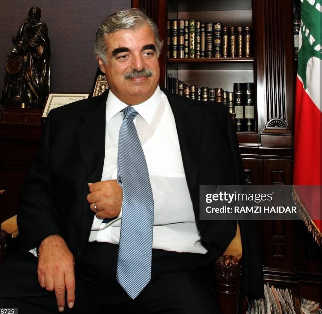 Racha93halabi's tweet photo. من يعرف قصة رفيق الحريري جيداً، سيعرف رمزية هذه الصورة. حين عاد إلى بيروت آتياً من دمشق، قالت نازك - عقيلة الشهيد - إن رفيق الحريري كان في عزلة وفي حزن عميق، قائلاً إنه شعر بإهانة شديدة مما حصل معه أثناء لقاء بشار الأسد. لكنه ورغم ذلك لم يفكر بالتنازل. كان مصمماً على موقفه، غير مدرك لحجم المخاطر. ظن أنهم لن يقدموا على جريمة بهذا الحجم. 
حاولوا "كسرك" وإرغامك على التنازل عن لبنان الحلم. لم ينجحوا، فاغتالوك ليغتالوا معك وطن.. رحمك الله يا شهيد لبنان. الله كبير 🤍
