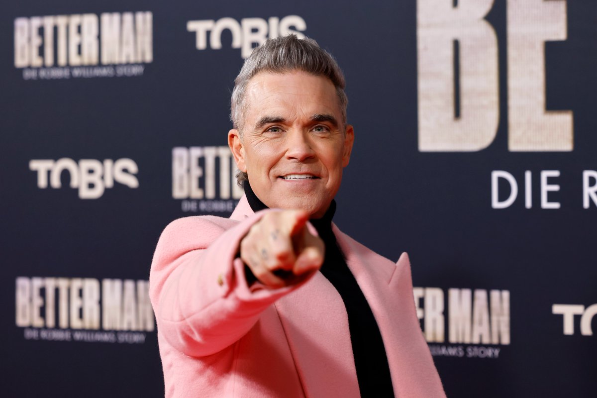 PanamaPictures1's tweet photo. "I refuse to totally grow up. I've always been someone who says and does things that push politically correct boundaries."
Robbie Williams
Foto: Christoph Hardt / Panama Pictures
#robbiewilliams #takethat #premiere #betterman #cinedom #cologne #robbie #movie #redcarpet https://t.co/WGX7MTRWy9