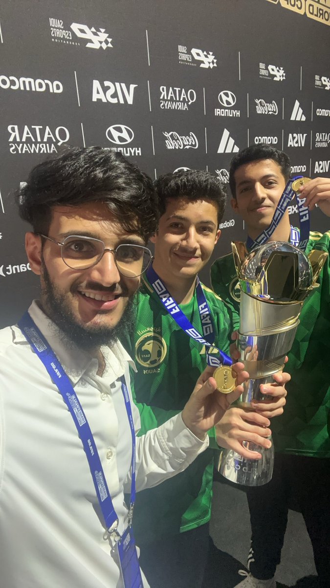 iWAJEHi's tweet photo. مع ابطال كاس العالم @Trk511__ @Rw9_rl @kiileerrz @id7oom_24 https://t.co/jylxvKtNFH
