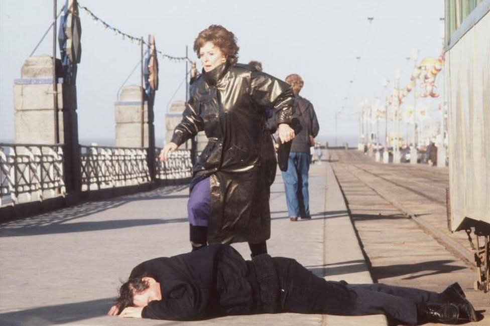 Today in 1989, Coronation Street had it's highest ever audience of over 27 million viewers as they watched Alan Bradley meet his grisly end when he was hit by a Blackpool tram.

20 years later, actor Mark Eden unveiled a plaque at the spot where his character met his end.