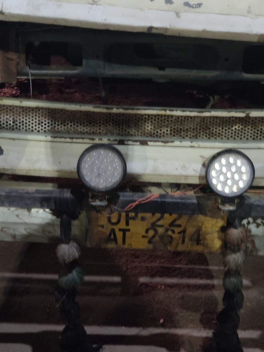 getting__iNsAnE's tweet photo. @ixigo @abhibus Booked a ticket from Lucknow to Delhi. Asked to seat in different bus which is very pathetic. Original departure time 10:30pm. It's 12:30am and still bus not departed. Looking for a full refund. Attaching photos of current bus. https://t.co/TeKEnuIlly