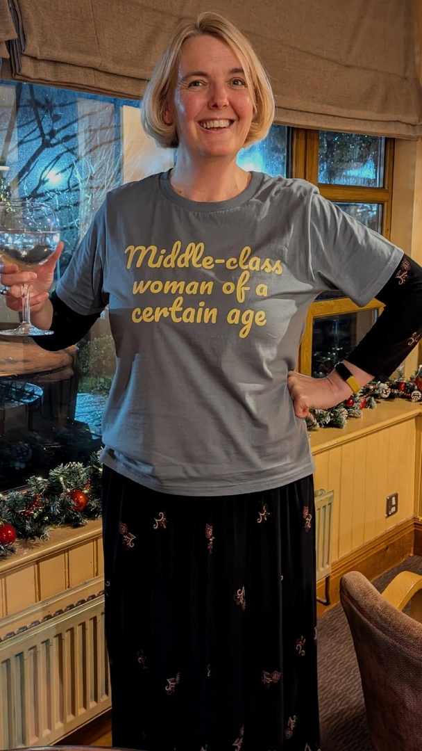 manwhohasitall's tweet image. Join Mel in my photo gallery by emailing a pic of you wearing your #middleclasswomanofacertainage T shirt to sarah.ballard@cwagency.co.uk with &apos;Middle-class woman&apos; in the title.

Thank you Mel &amp;amp; the other 6 women in my new gallery!

manwhohasitallshop.com/middle-class-w…