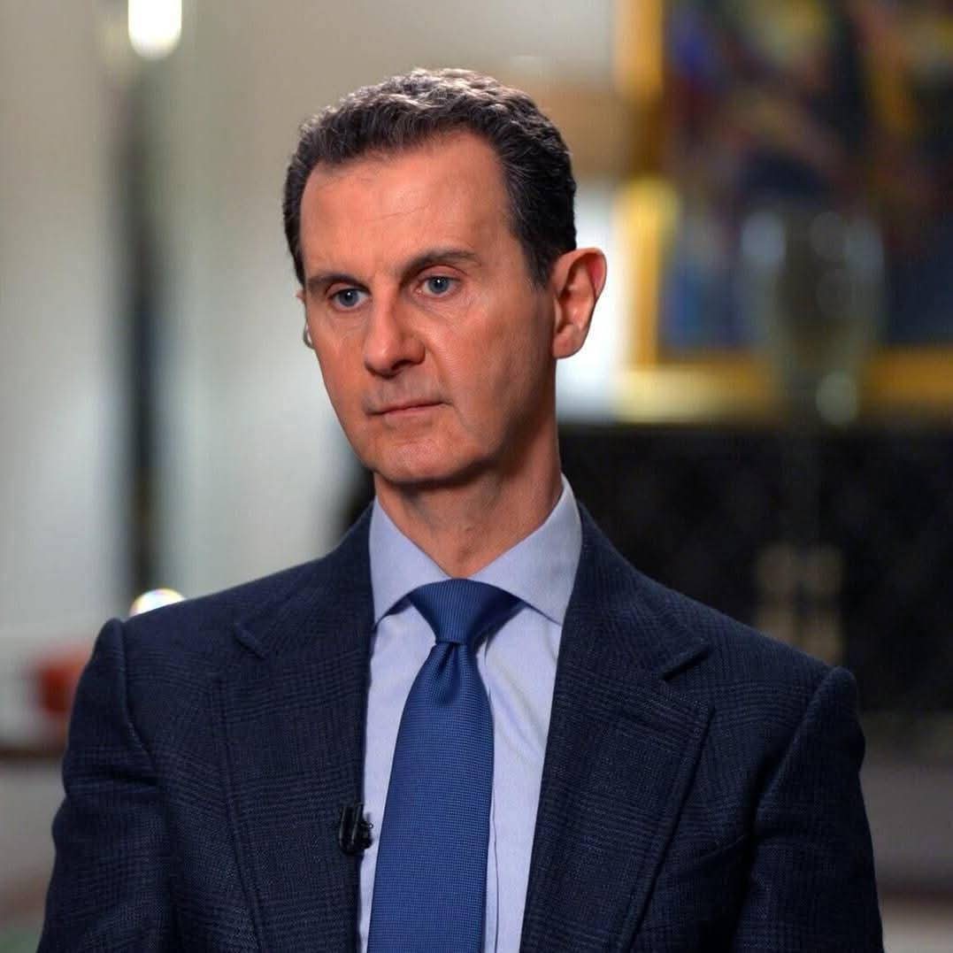 MediaGermany's tweet photo. >> SYRIEN | LETZTE STUNDE...

Baschar al-Assad ist von seinem Amt als Präsident zurückgetreten und hat Syrien verlassen, wie das russische Außenministerium mitteilte. 

🔹Die Russische Föderation hat nicht an Assads Verhandlungen mit den Teilnehmern des bewaffneten Konflikts teilgenommen. Moskau steht in Kontakt mit allen syrischen Oppositionsgruppen, es werden Maßnahmen ergriffen, um die Sicherheit der Russen zu gewährleisten ;

🔹Russische Militärbasen in Syrien sind in Alarmbereitschaft - Russisches Außenministerium ;

🔹Frankreich war das erste westliche Land, das der bewaffneten Opposition zu ihrer Machtübernahme gratulierte ;

🔹der Prozess der Machtübergabe an die Übergangsregierung wurde innerhalb der nationalen Koalition der oppositionellen und revolutionären Kräfte des Landes bestätigt ;

🔹Das syrische Außenministerium wird nach der Einnahme von Damaskus durch die bewaffnete Opposition seine Arbeit fortsetzen, ebenso wie seine Abteilungen im Ausland ;

🔹die größten syrischen Flughäfen in Damaskus und Aleppo haben ihren Betrieb bis zum 18. bzw. 17. Dezember eingestellt, wie die Behörden mitteilten ;

🔹In Damaskus und Latakia kam es zu Plünderungen. In Damaskus wurde von 16.00 bis 05.00 Uhr Ortszeit eine Ausgangssperre verhängt;

🔹Die bewaffnete Opposition verspricht, 10 Millionen US-Dollar für Informationen über den Aufenthaltsort Assads zu zahlen, berichten türkische Medien.

@RUSMIR