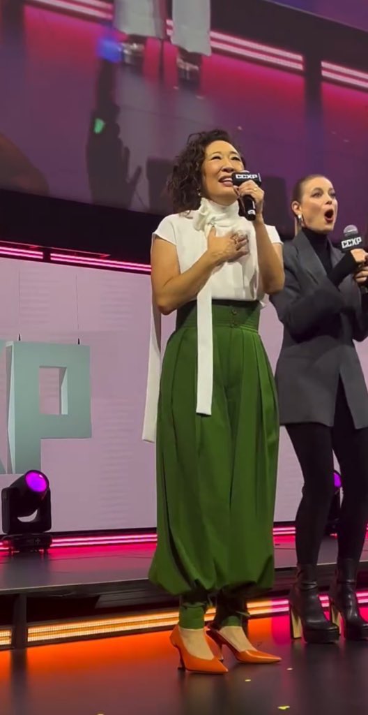 housebytheoce4n's tweet photo. proof that eve and villanelle are married and they share clothes https://t.co/ic3TJPFjNh