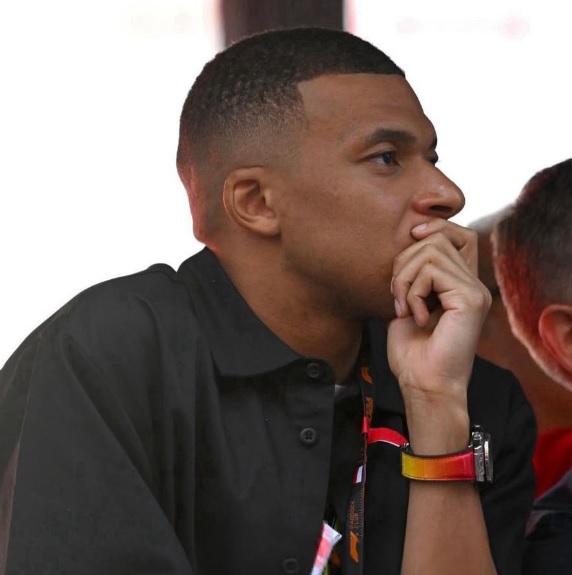futbolarena's tweet photo. Mbappe: "Ben bir kadına aşıktım ama artık değilim. Umarım günün birinde tekrar aşık olabilirim." (Clique TV) https://t.co/kSEVKCnQ2K
