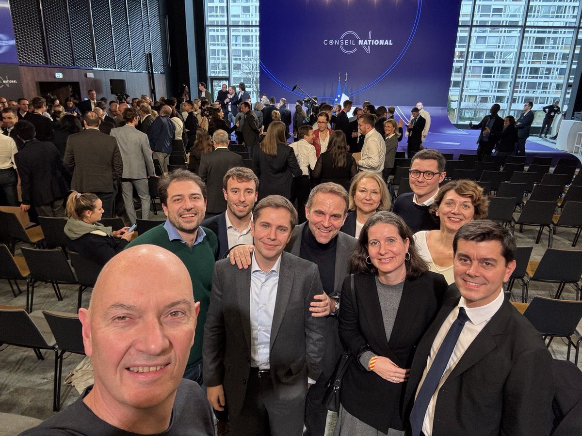 Renaissance_Mtl's tweet photo. Montréal présente avec @renaissance_fde au Conseil National de @Renaissance pour soutenir et valider les mandats de @GabrielAttal et @Elisabeth_Borne au sein du nouvel exécutif. 
En avant pour redonner du souffle à nos idées et à la politique en général ! #Renaissance https://t.co/Ky2plmOe9e