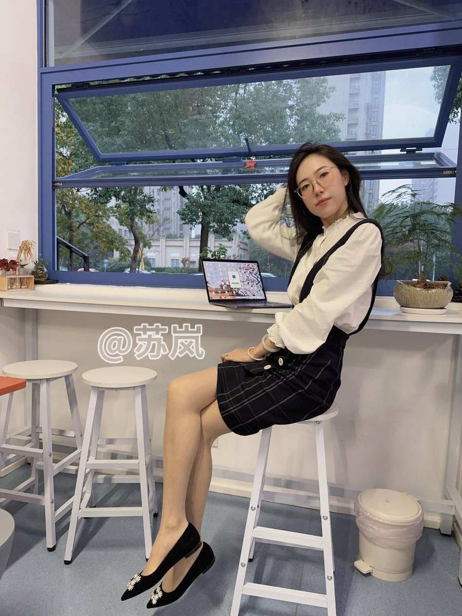 cf_lea's tweet photo. 真诚发文，你们觉得戴眼镜好看还是不戴好看呢～

哪个更欲… https://t.co/20oFuXwlLB