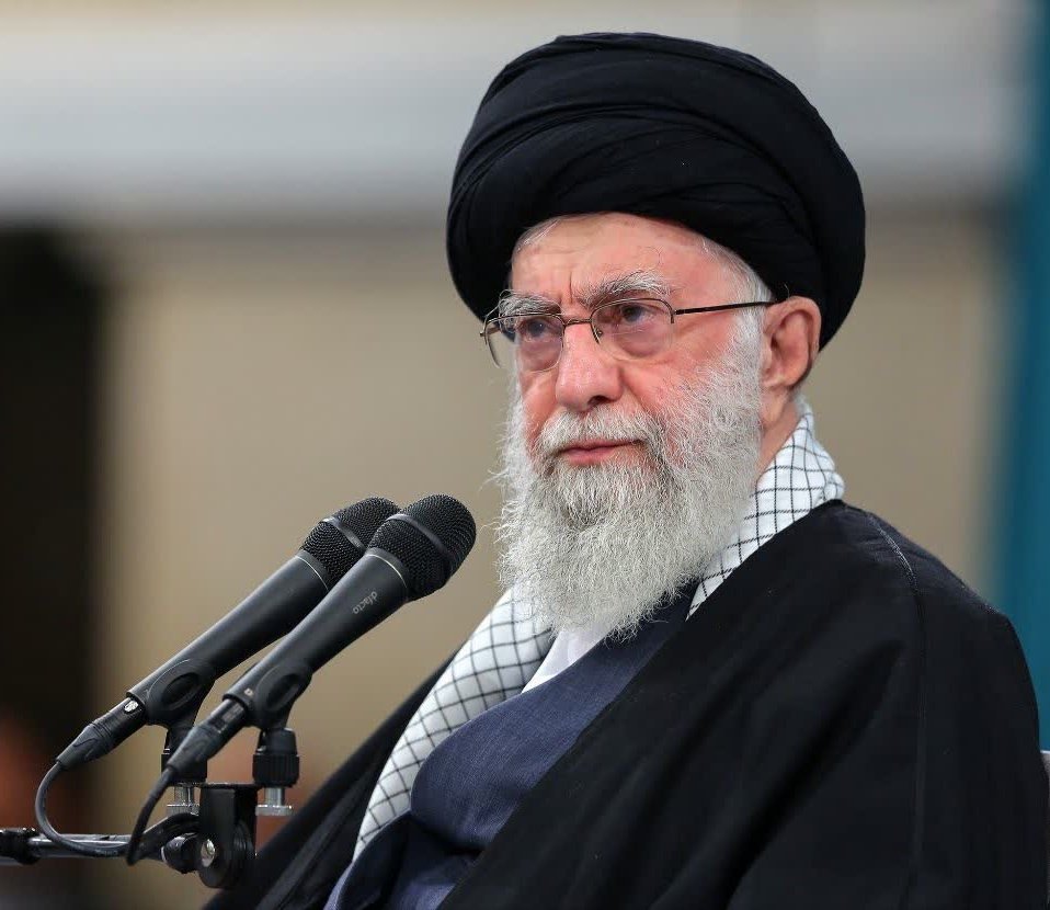 چشم در چشم علی منتظر اشاره ایم..
#قطعا_سننتصر
#قطعا_پیروزیم