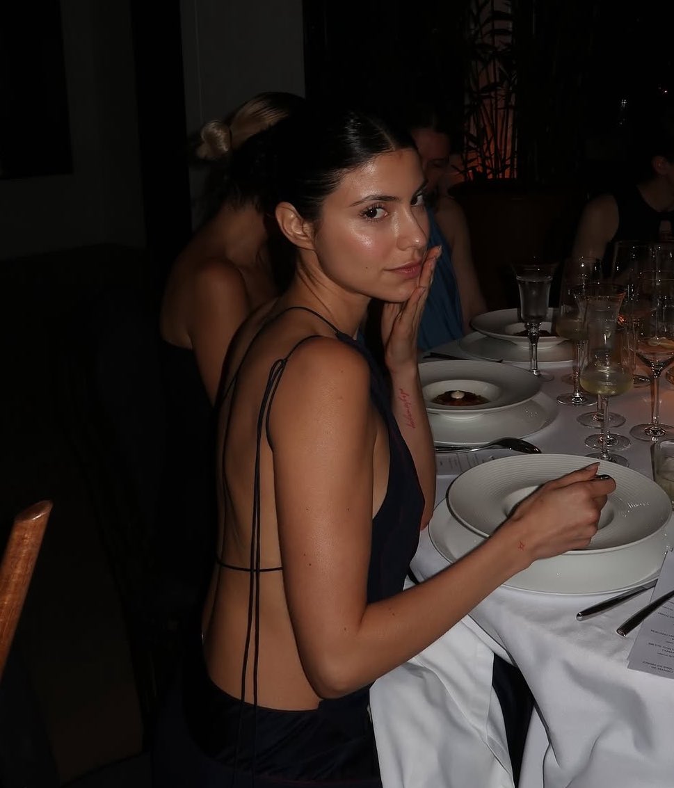 el brazo, la espalda, el perfil, que mujer es