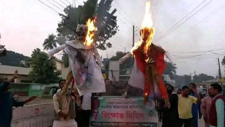 TheWomanUSA's tweet photo. Extremists are protesting by burning posters of Chinmoy Prabhu and Shuvendu Adhikari in Panchagarh district!! 

We strongly protest this incident.

#SaveBangladeshiHindus 
#FreeChinmoyKrishnaDas 

@SuvenduWB @BJP4Bengal @RadharamnDas @PMOIndia @BJP4India @adgpi @visegrad24 @hrw https://t.co/HkdKthVVRA