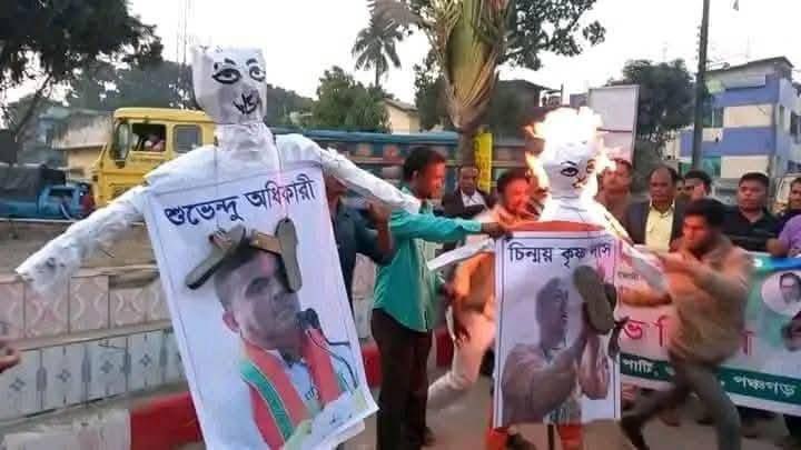TheWomanUSA's tweet photo. Extremists are protesting by burning posters of Chinmoy Prabhu and Shuvendu Adhikari in Panchagarh district!! 

We strongly protest this incident.

#SaveBangladeshiHindus 
#FreeChinmoyKrishnaDas 

@SuvenduWB @BJP4Bengal @RadharamnDas @PMOIndia @BJP4India @adgpi @visegrad24 @hrw https://t.co/HkdKthVVRA