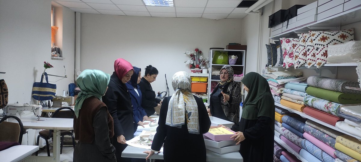 aysgl_ern_ozdmr's tweet photo. 📍 Bingöl

AG Kadın Kooperatifi’ni ziyaret etmekten ve
başarı hikayelerini dinlemekten mutluluk duydum.
Emekleriyle,
alın terleriyle üretime bereket katan,
ilham veren nice başarı hikayelerine imza atan kadınlarımızla ne kadar gurur duysak az..

@kadembingol 
@kademorgtr https://t.co/Nn8phz5ohu