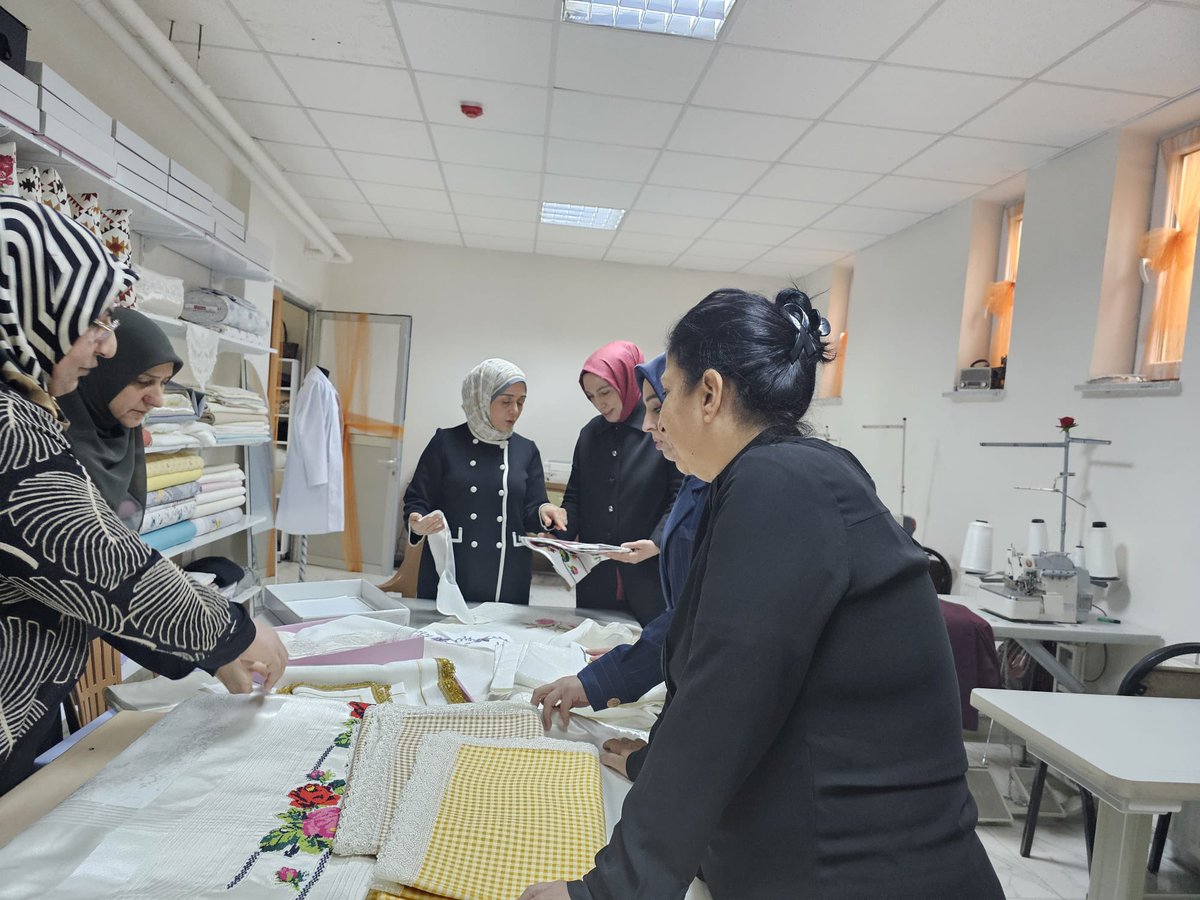 📍 Bingöl

AG Kadın Kooperatifi’ni ziyaret etmekten ve
başarı hikayelerini dinlemekten mutluluk duydum.
Emekleriyle,
alın terleriyle üretime bereket katan,
ilham veren nice başarı hikayelerine imza atan kadınlarımızla ne kadar gurur duysak az..

<a href="/kadembingol/">KADEM Bingöl</a> 
<a href="/kademorgtr/">KADEM</a>