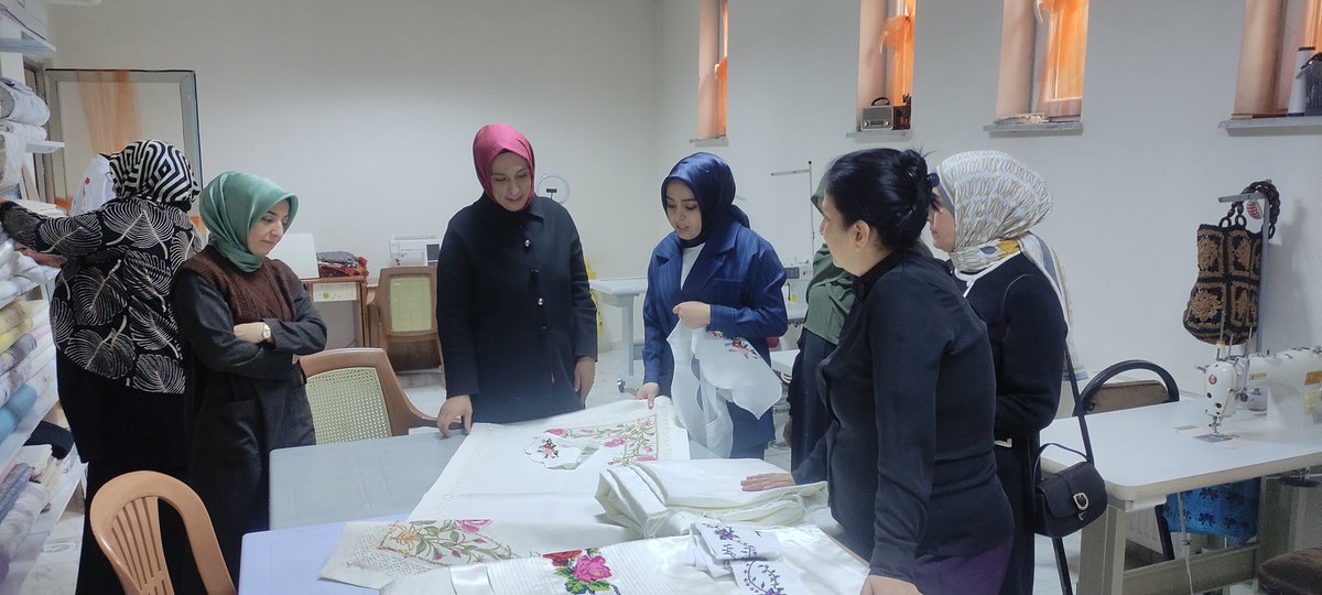 aysgl_ern_ozdmr's tweet photo. 📍 Bingöl

AG Kadın Kooperatifi’ni ziyaret etmekten ve
başarı hikayelerini dinlemekten mutluluk duydum.
Emekleriyle,
alın terleriyle üretime bereket katan,
ilham veren nice başarı hikayelerine imza atan kadınlarımızla ne kadar gurur duysak az..

@kadembingol 
@kademorgtr https://t.co/Nn8phz5ohu