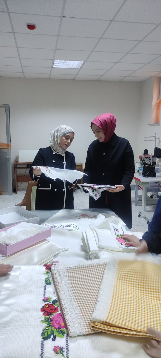 aysgl_ern_ozdmr's tweet photo. 📍 Bingöl

AG Kadın Kooperatifi’ni ziyaret etmekten ve
başarı hikayelerini dinlemekten mutluluk duydum.
Emekleriyle,
alın terleriyle üretime bereket katan,
ilham veren nice başarı hikayelerine imza atan kadınlarımızla ne kadar gurur duysak az..

@kadembingol 
@kademorgtr https://t.co/Nn8phz5ohu