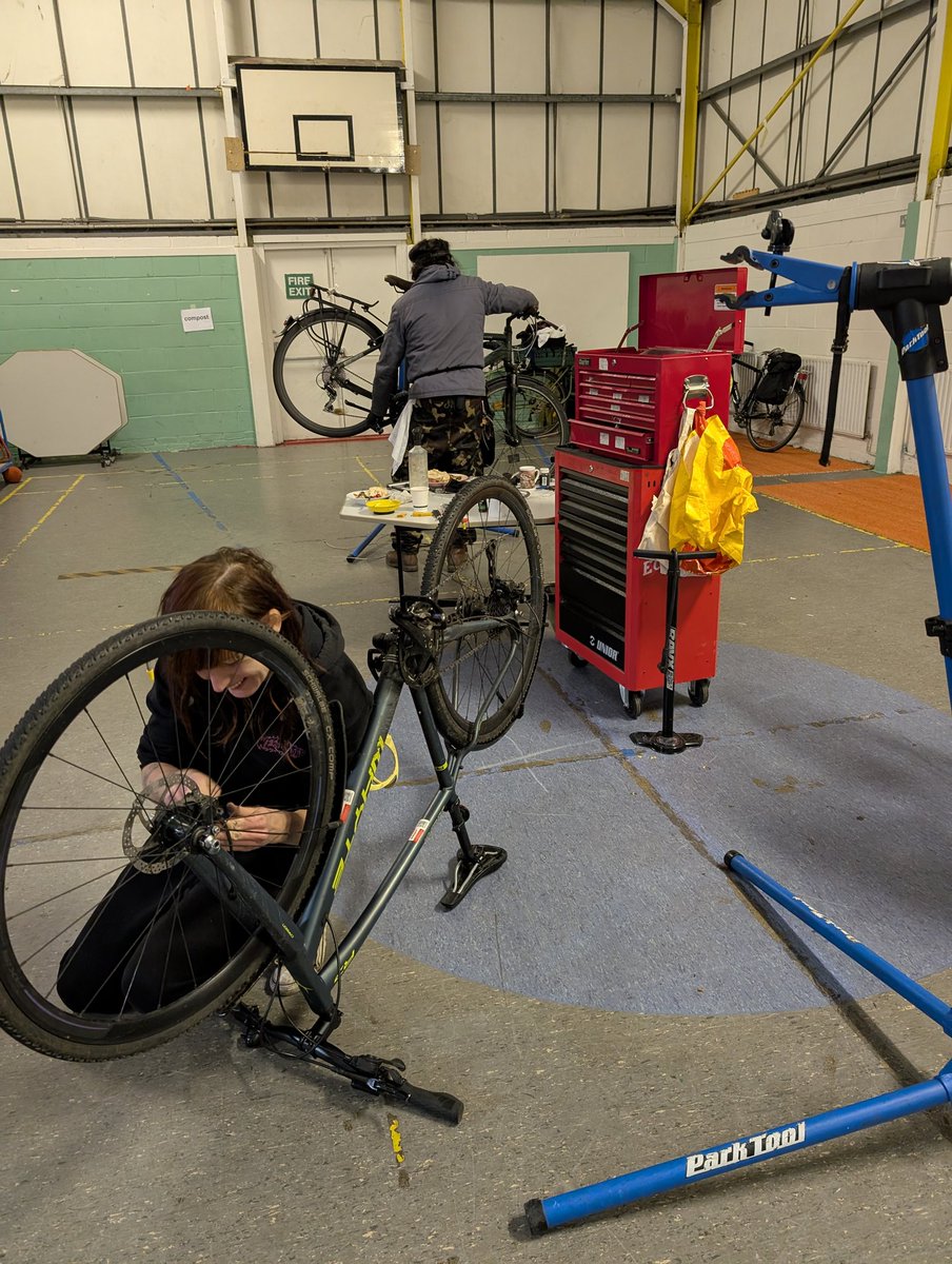 And just like that, more than a decade of bike repair workshops in Deptford at Ron Hoskin Hall come to an end. 

Thanks to everyone who's helped over the years. Mechanics, Volunteers and supporters. You're all wonderful. 

Here's to the next chapter, wherever that is.