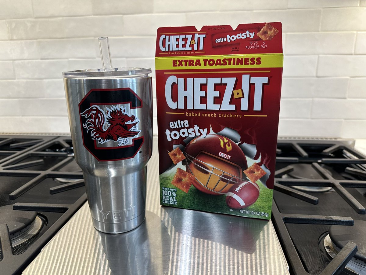 MollyMalone22's tweet photo. @CitrusBowl Make the right choice. Pick the BEST available SEC team that would be the most exciting to watch as they win their SEVENTH in a row! #gogamecocks #bestfans #extratoasty https://t.co/LOs6LYUZ43
