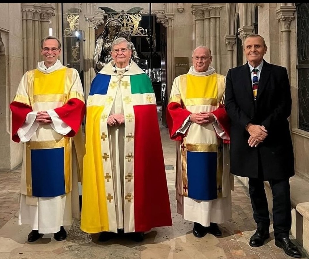 womandream's tweet photo. Et 1 petite photo publicitaire du couturier #JCdeCastelbajac payé à haut coût pour créer ces nouveaux attiffements sacerdotaux en lieu et place du violet qui aurait dû être porté en cette période de l'AVENT.
En fait non responsable. A fait ce que demandé pr le franc-maçon élyséen https://t.co/U2Ae9fg05k
