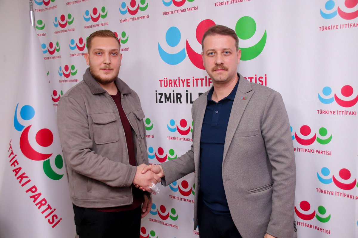 İzmir’de onlarca genç Türkiye İttifakı Partisi'ne katıldı.

Türkiye İttifakı Partisi İzmir il Başkanlığı'nda gerçekleştirilen toplu katılım töreninde, il başkanı Seçkin Boyunağa gençlere partinin vizyonuyla alakalı bir konuşma yaptı. <a href="/ittifakizmir/">Türkiye İttifakı Partisi İzmir İl Başkanlığı</a> <a href="/BoyunagaSeckin/">Seçkin Boyunağa</a>