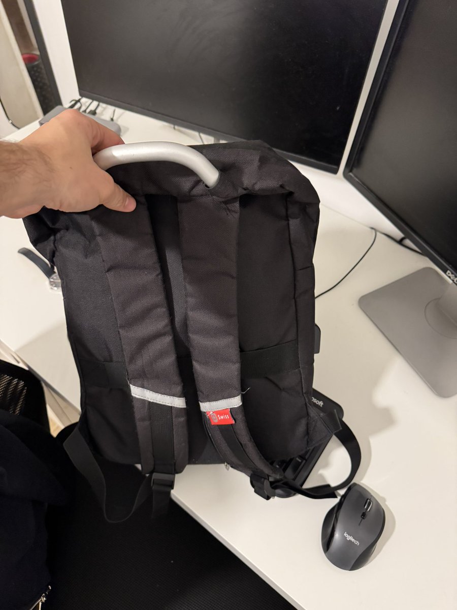 Il y a encore des gens biens 😍

Après avoir couché mes filles je cherche mon sac à dos pour me remettre à travailler. 

Introuvable dans la maison. Je réalise que je l'ai probablement oublié dans le parc derrière l'école, il y a donc plus de 4 heures de cela. Une cata, avec mon