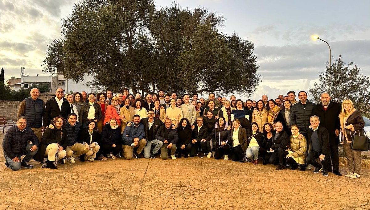 MargaProhens's tweet photo. Som la primera força de les Illes Balears, la principal força municipal amb més de 30 batlies i governam a una quarantena de municipis, perquè som el partit que més s’assembla a la gent d’aquesta terra, som el partit que xerra com ells i del que realment els hi preocupa. Perquè representam la centralitat, la moderació i el seny on es troba la majoria social.

I no ens mourem. Per respecte a ells, als prop de 160.000 ciutadans que confiaren en noltros i per a tots aquells que tot i que no ens votaren, també governam per a ells. Perquè #SomelCanvideTots.

Gràcies als batles, portaveus municipals i presidents de les juntes locals per aquesta trobada avui, recordant junts qui som i a qui ens devem. Seguim! 💪🏻