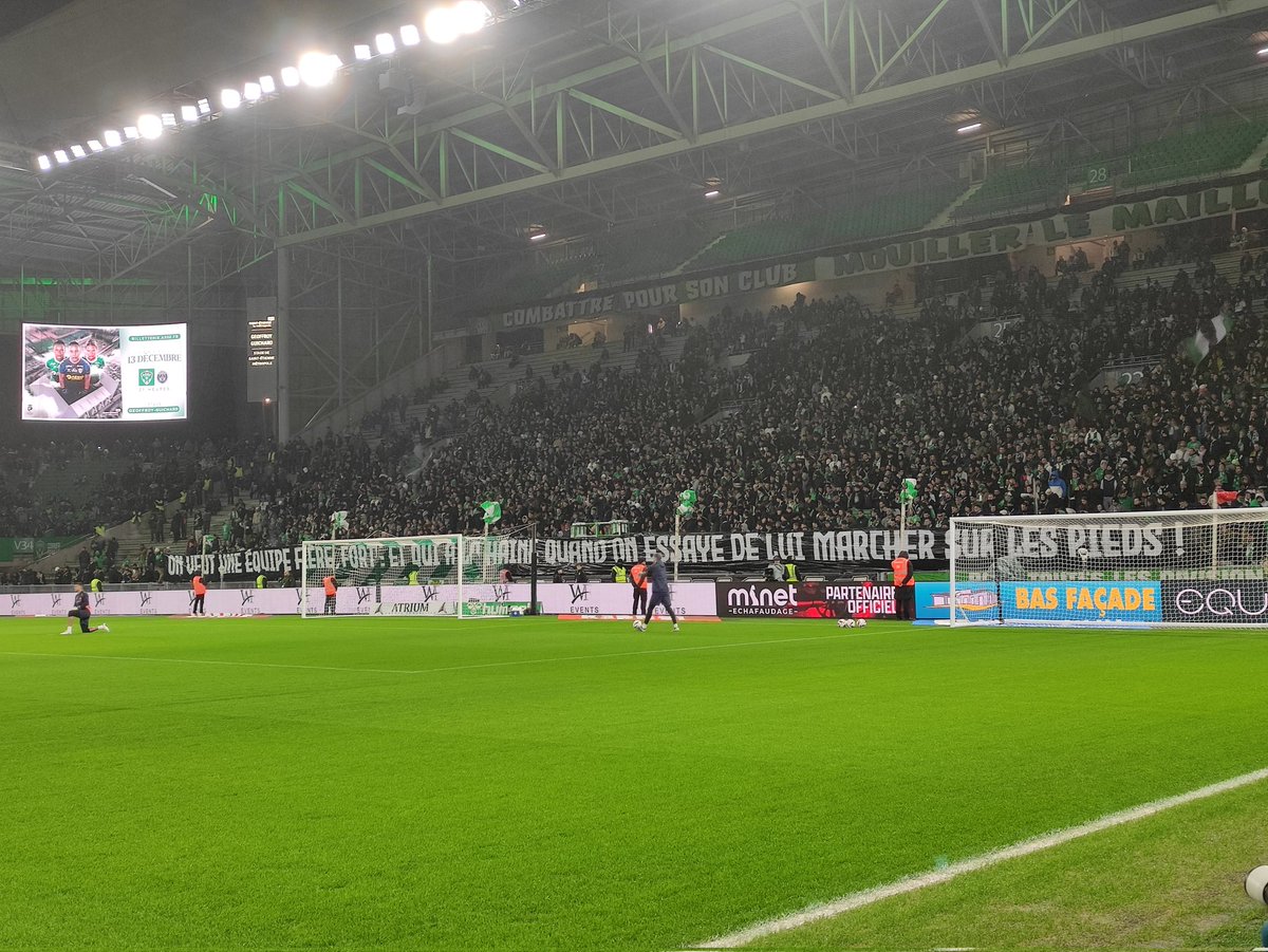 Site_Evect's tweet image. Première banderole en Kop Sud : "On veut une équipe fière, forte et qui a la haine quand on essaye de lui marcher sur les pieds" 

#ASSEOM 
📸©️EVECT