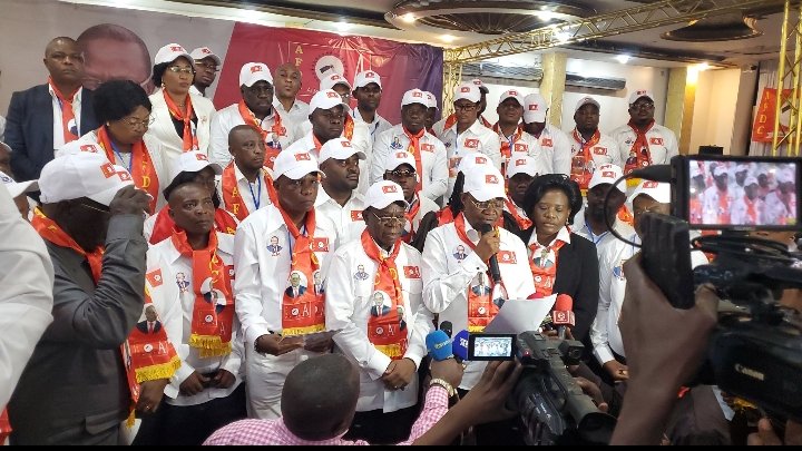 STOP !: L'AFDC-A SOUTIENT LES EFFORTS DIPLOMATIQUES ENTREPRIS PAR LE PR  FATSHI POUR LE RETOUR DE LA PAIX À L'EST. DÉCLARATION FAITE PAR SES ELUS EN MARGE DE LA 2e SESSION PARLEMENTAIRE. LES ELUS ATTENDENT LA COMMISSION SUR LA QUESTION DE LA CONSTITUTION POUR SE PRONONCER