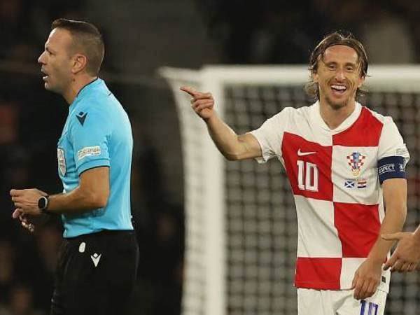 בי נשבעתי,
התמונה הזאת תופיע כאן כל מחזור
עד שהליצן הזה יפרוש.

ויפה שריקה אחת קודם